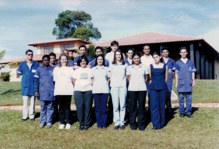 Time da empresa reunido na fábrica