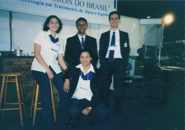 Equipe da empresa em feira do setor